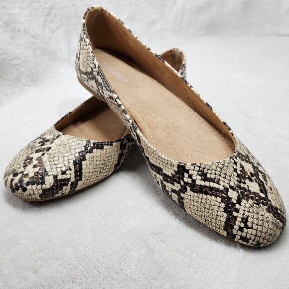 *New low price*! Snakeskin Flats w/ rounded toes - Picture 1 of 9
